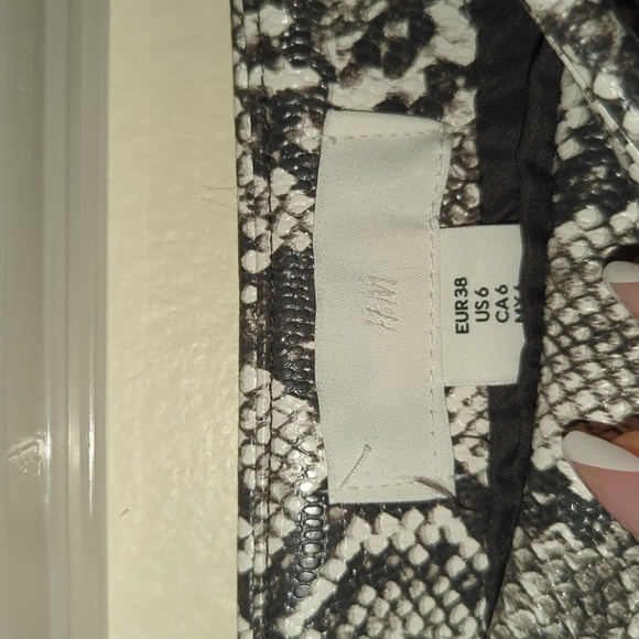H&M 🌟 NWOT Snake print mini skirt - Picture 2 of 4